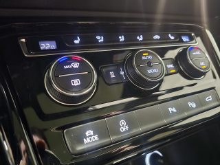 VW Touran Highline 2,0 SCR TDI DSG *R-LINE*